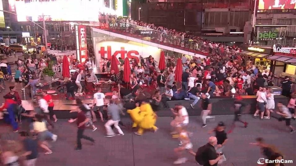 A Motorcycle Backfires Gets Mistaken For Gunshots In Times Square Causing Panic [Video]